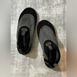 Girl’s Clean Lightweight Mesh Slip-On Water Shoes in Good Condition. Size 3. $7